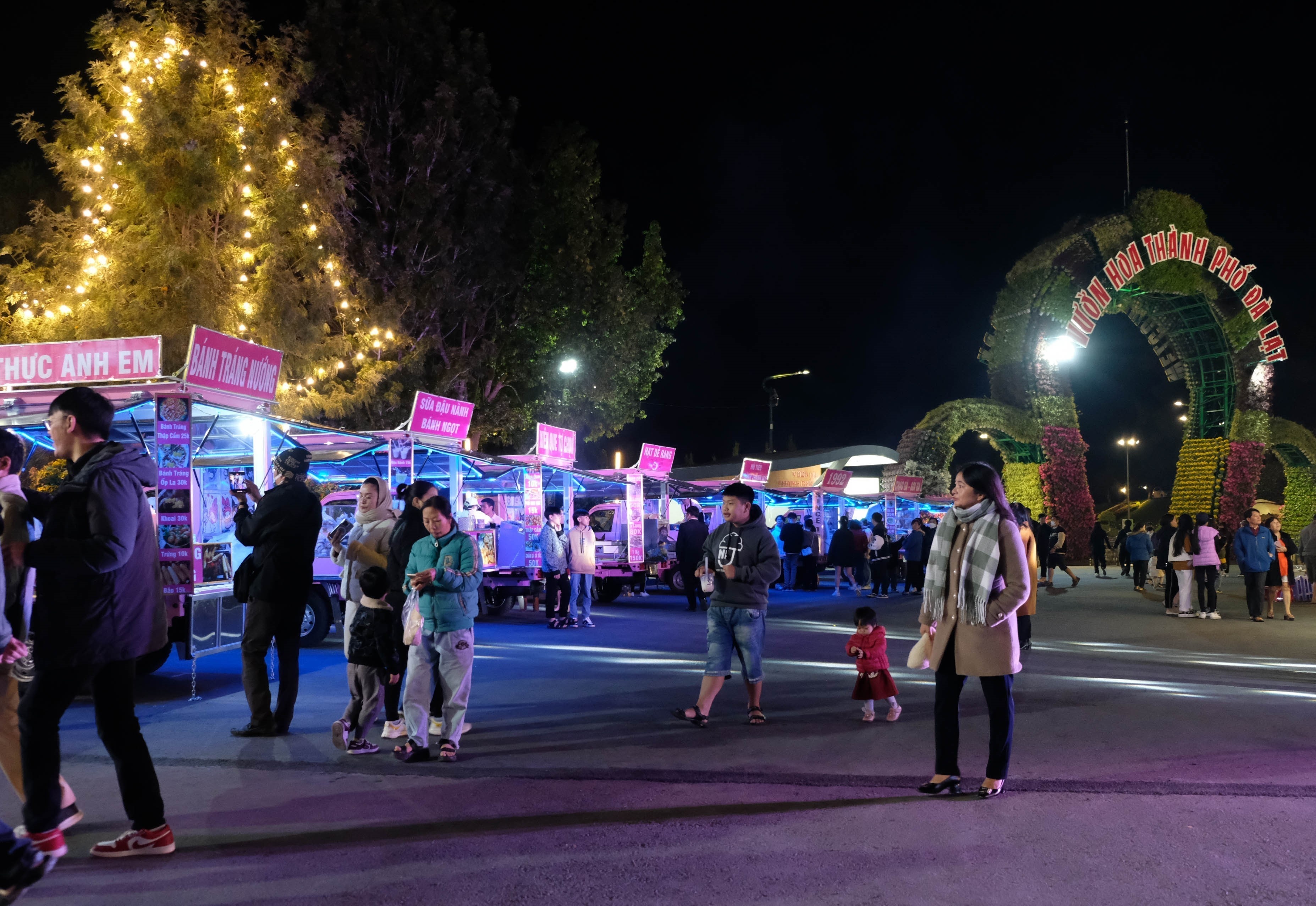 mo cua xuyen dem anh 1