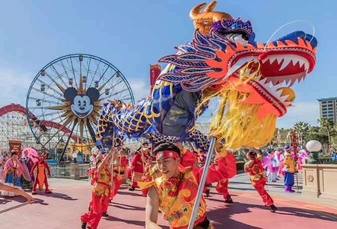 Ron rang sac Tet nguyen dan tai Cong vien Disneyland cua My hinh anh