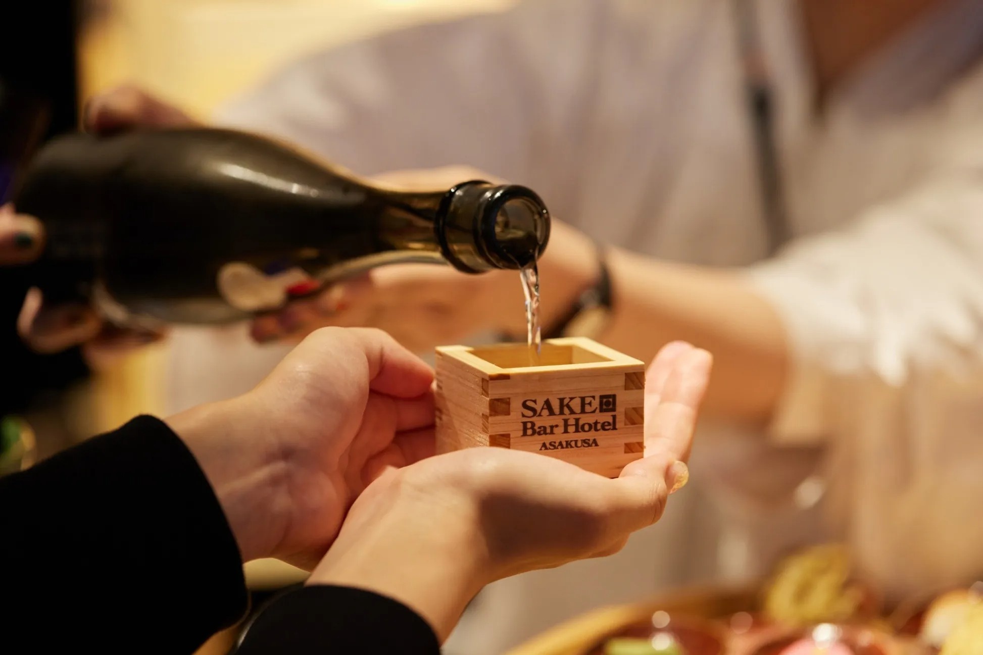 Khach san o Tokyo dai khach mon ruou sake 'khong day' hinh anh