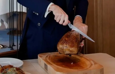 Ben trong nha hang noi tieng co mon vit bop lung danh hinh anh