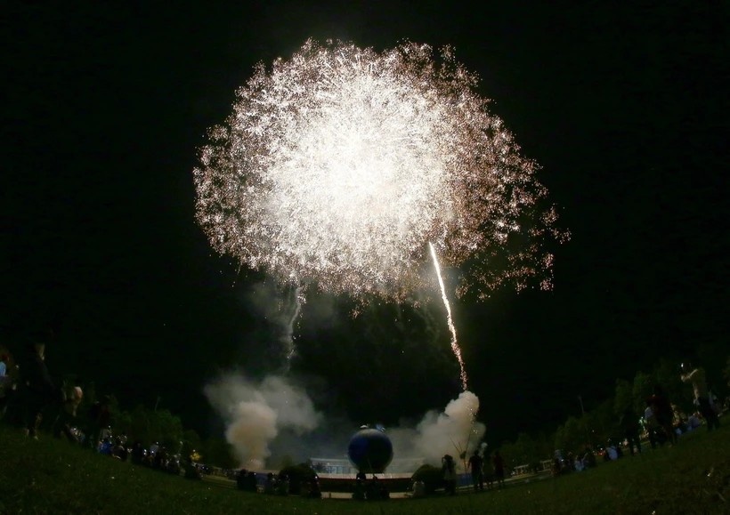 Hai Phong lan dau tien ban phao hoa tam thap chao don Nam moi hinh anh