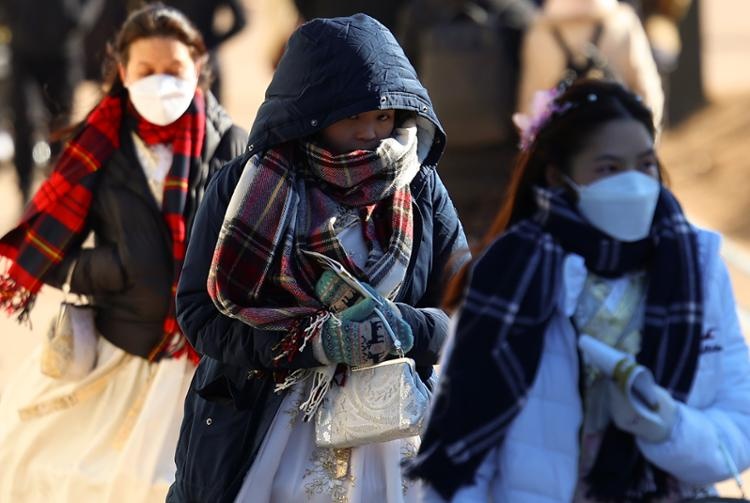 Rui ro suc khoe khi song lanh can quet Trung Quoc, Han Quoc hinh anh