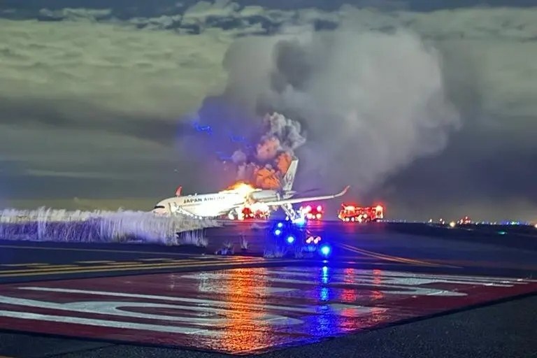 Du khach ke lai trai nghiem ac mong tren may bay boc chay o Nhat hinh anh