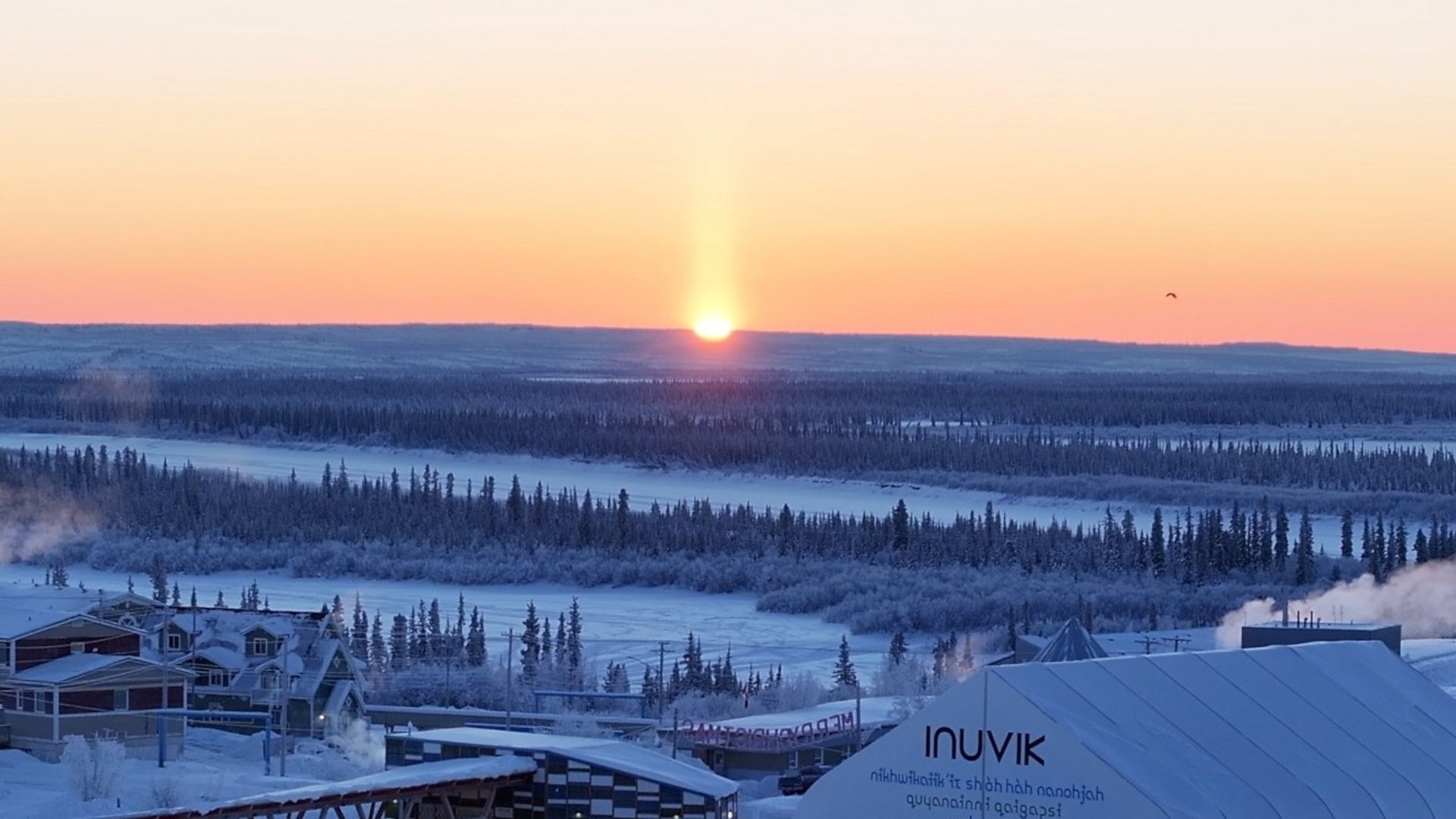 Thi tran don Mat Troi tro lai sau 30 ngay bong toi vung cuc hinh anh