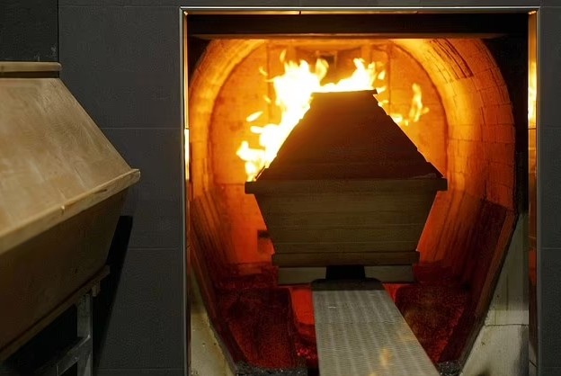 'Thi the' song day trong xe tang ngay truoc khi hoa tang hinh anh