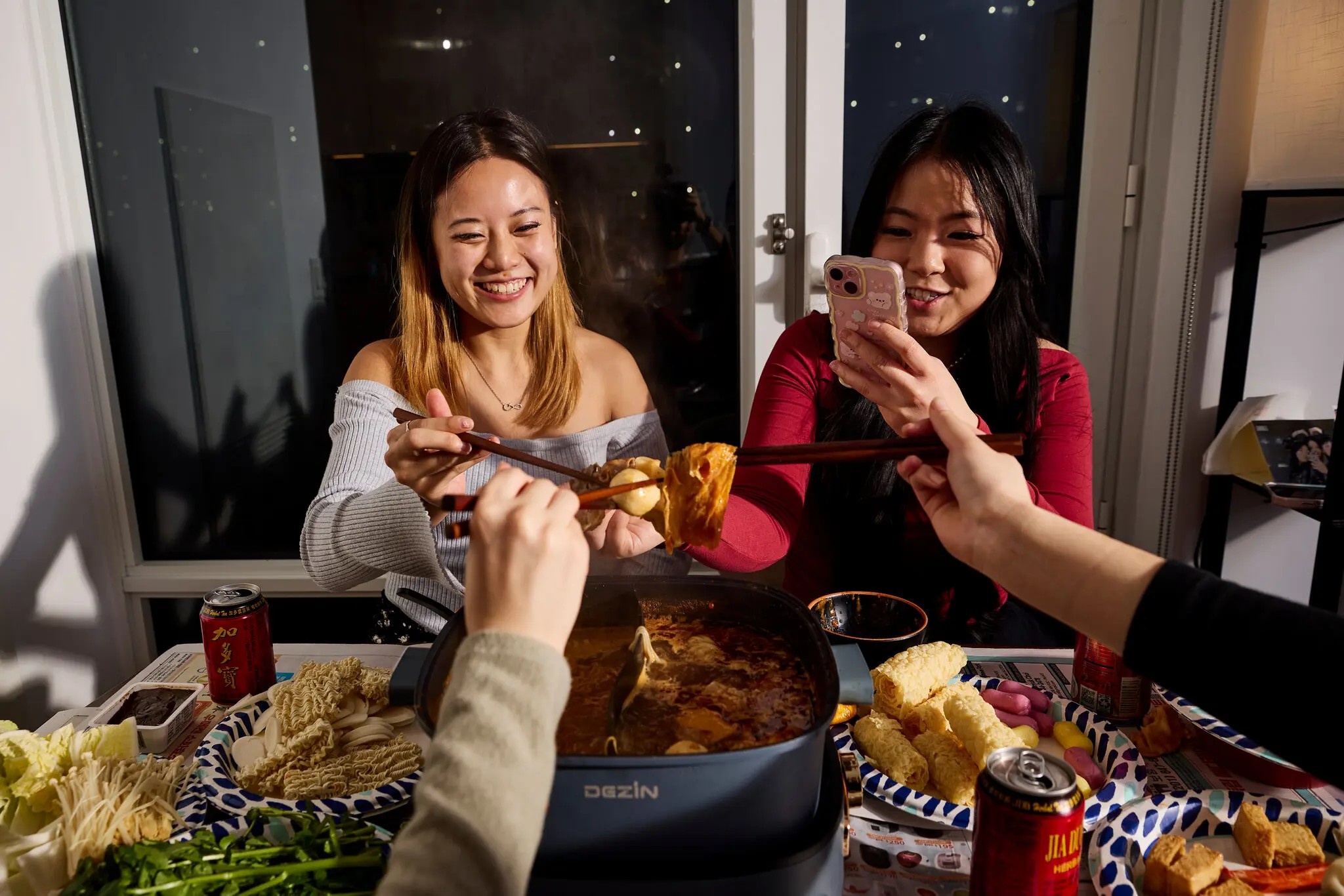 Nhung Gen Z an lau don Tet hinh anh