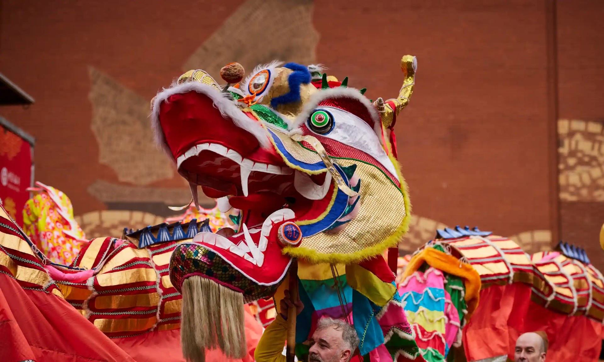 Anh ruoc rong doc dao mung Tet Nguyen dan o Manchester hinh anh