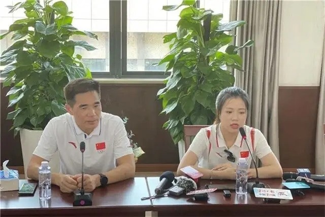HLV ban sung Trung Quoc to bi an chan tien thuong hinh anh