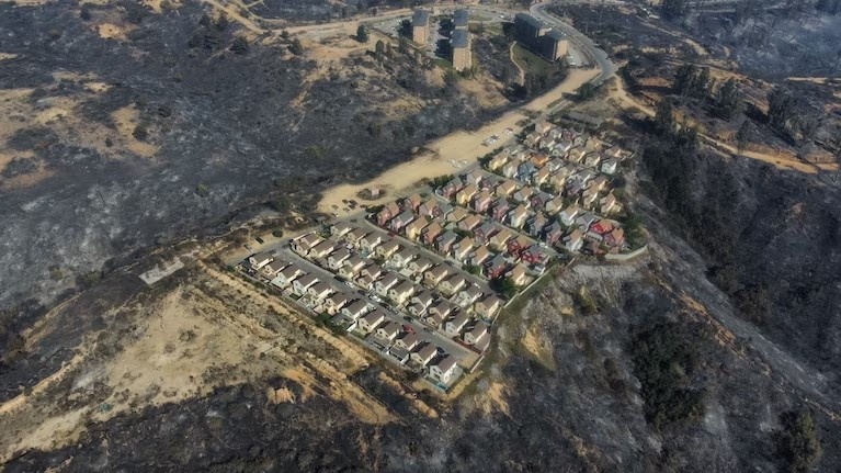 Khu nha nguyen ven than ky giua bien lua hinh anh