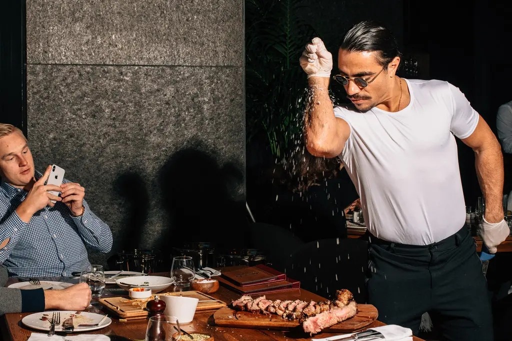 Nha hang o London cua ‘thanh rac muoi’ Salt Bae tham don bao gia hinh anh