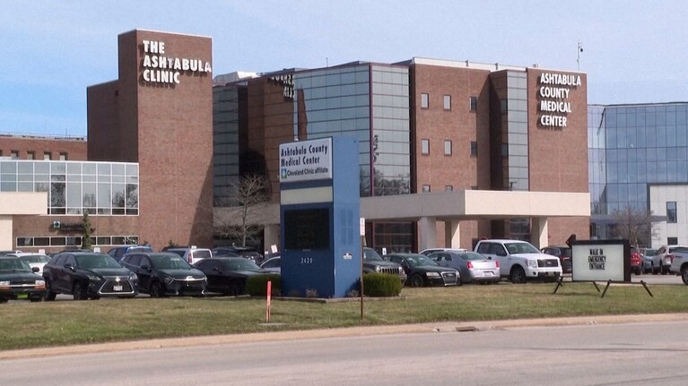 Hai phu nu cho thi the nguoi dan ong toi ngan hang de rut tien hinh anh