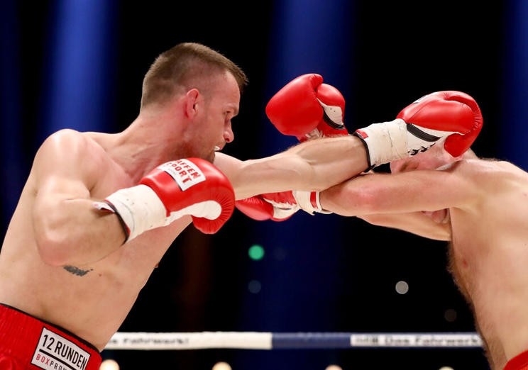 Cuu vo dich quyen Anh Besar Nimani bi ban chet tren pho hinh anh