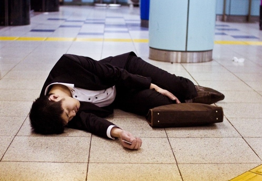 Dan ong Nhat khung hoang can tinh hinh anh