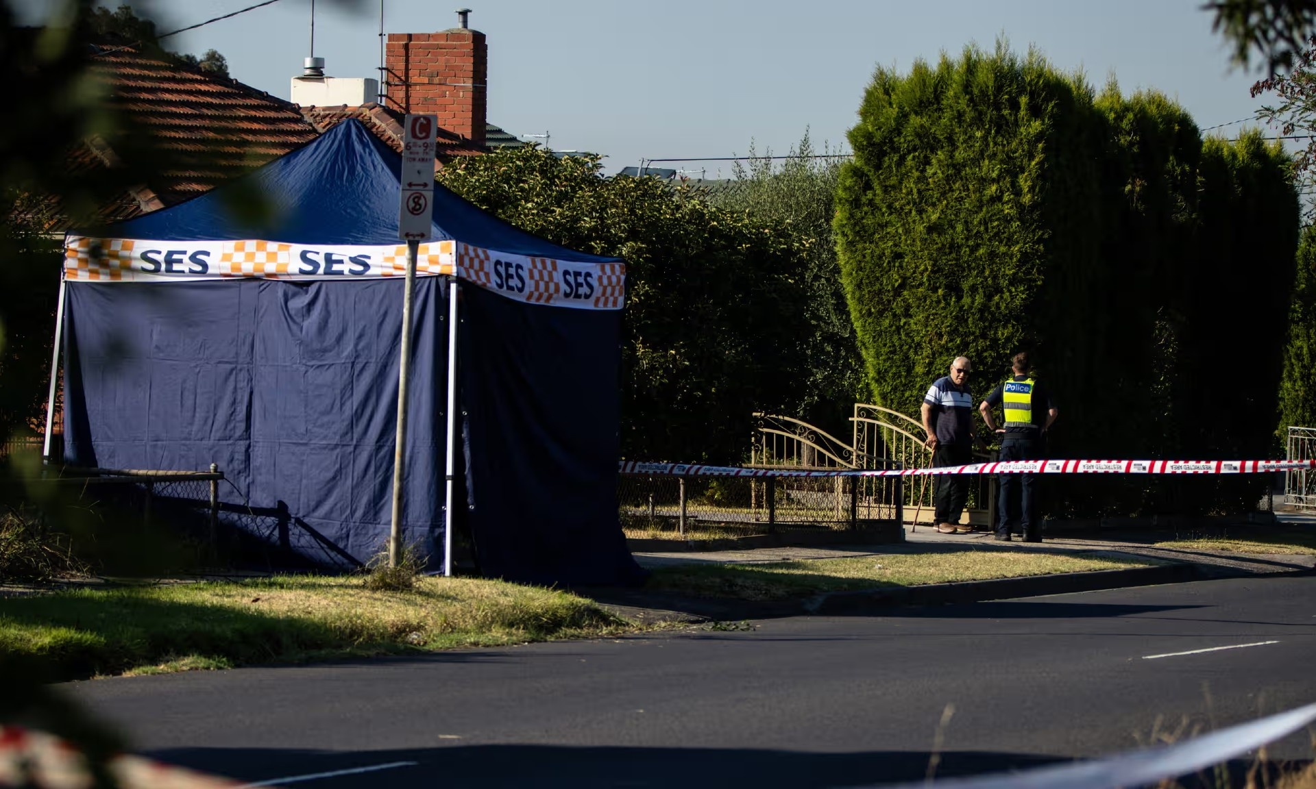 Nguoi dan ong roi tu khinh khi cau xuong khu dan cu o Melbourne hinh anh