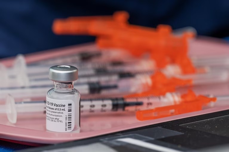 Nguoi dan ong Duc tiem 217 mui vaccine Covid-19 hinh anh