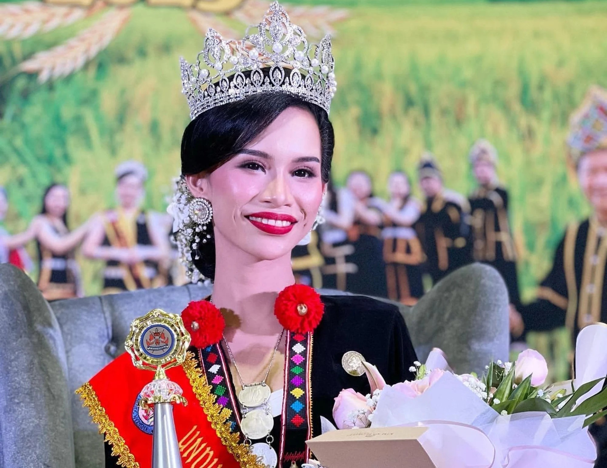 Nu hoang sac dep Malaysia bi tuoc vuong mien hinh anh