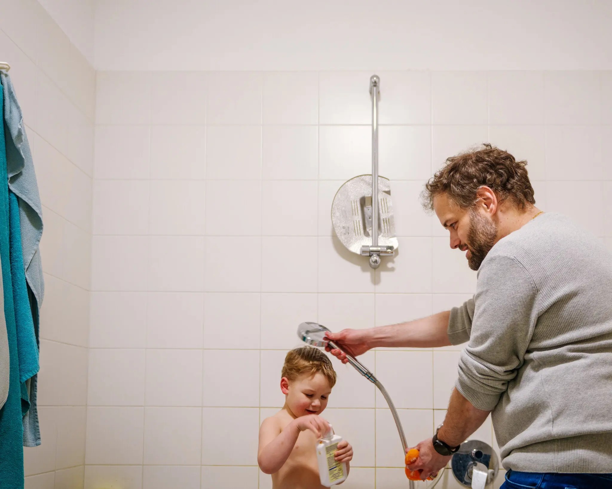 Buc tranh trai nguoc cua Bolzano o quoc gia co nguy co tuyet chung hinh anh