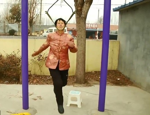 Tu vong khi dang tap dong tac treo co theo mang xa hoi hinh anh