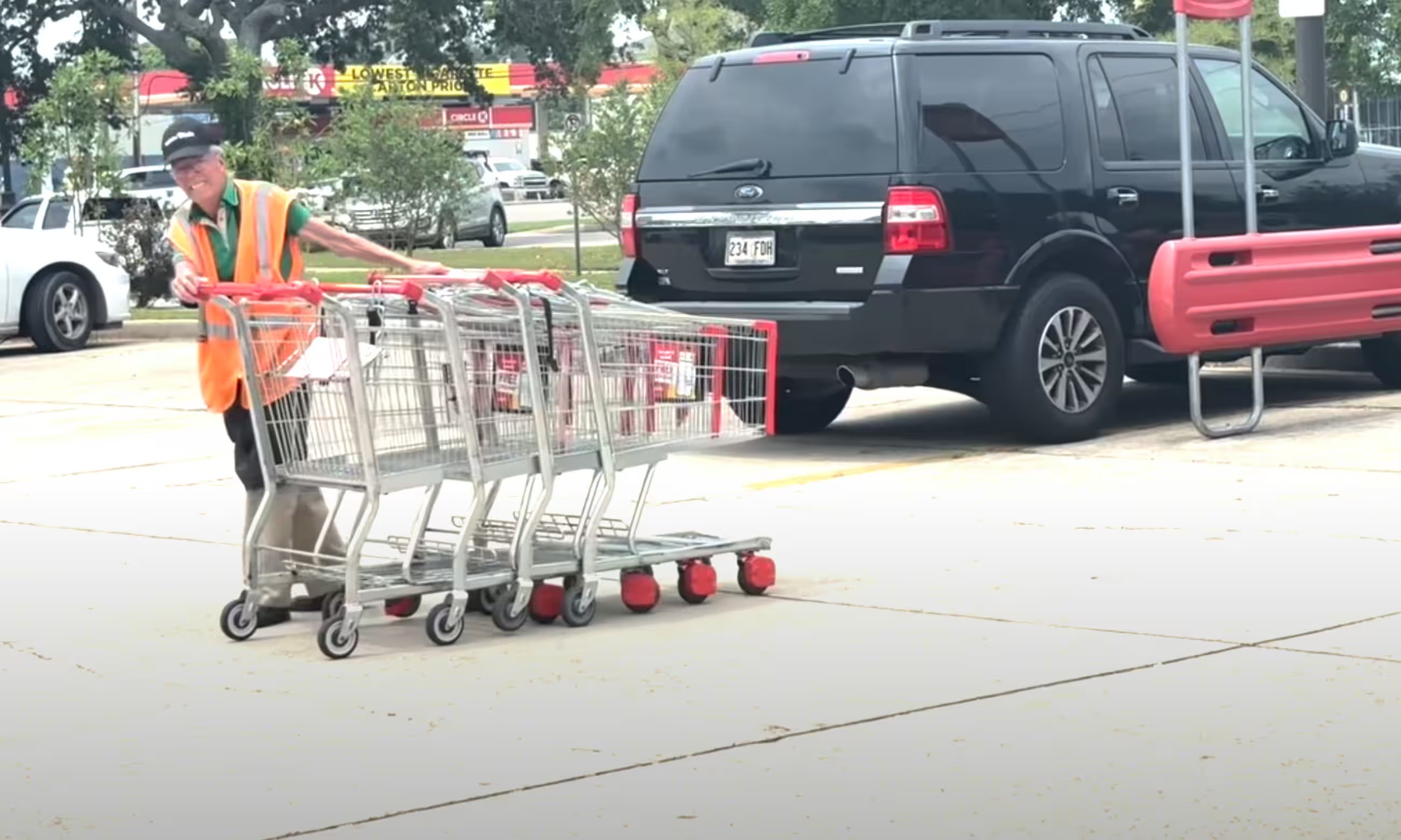 Gop 233.000 USD tang cu ong 90 tuoi phai muu sinh giua nang nong hinh anh