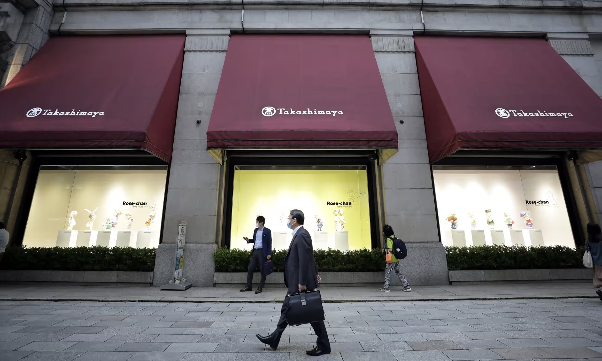 Tach tra vang 65.000 USD bien mat trong Takashimaya Nhat Ban hinh anh