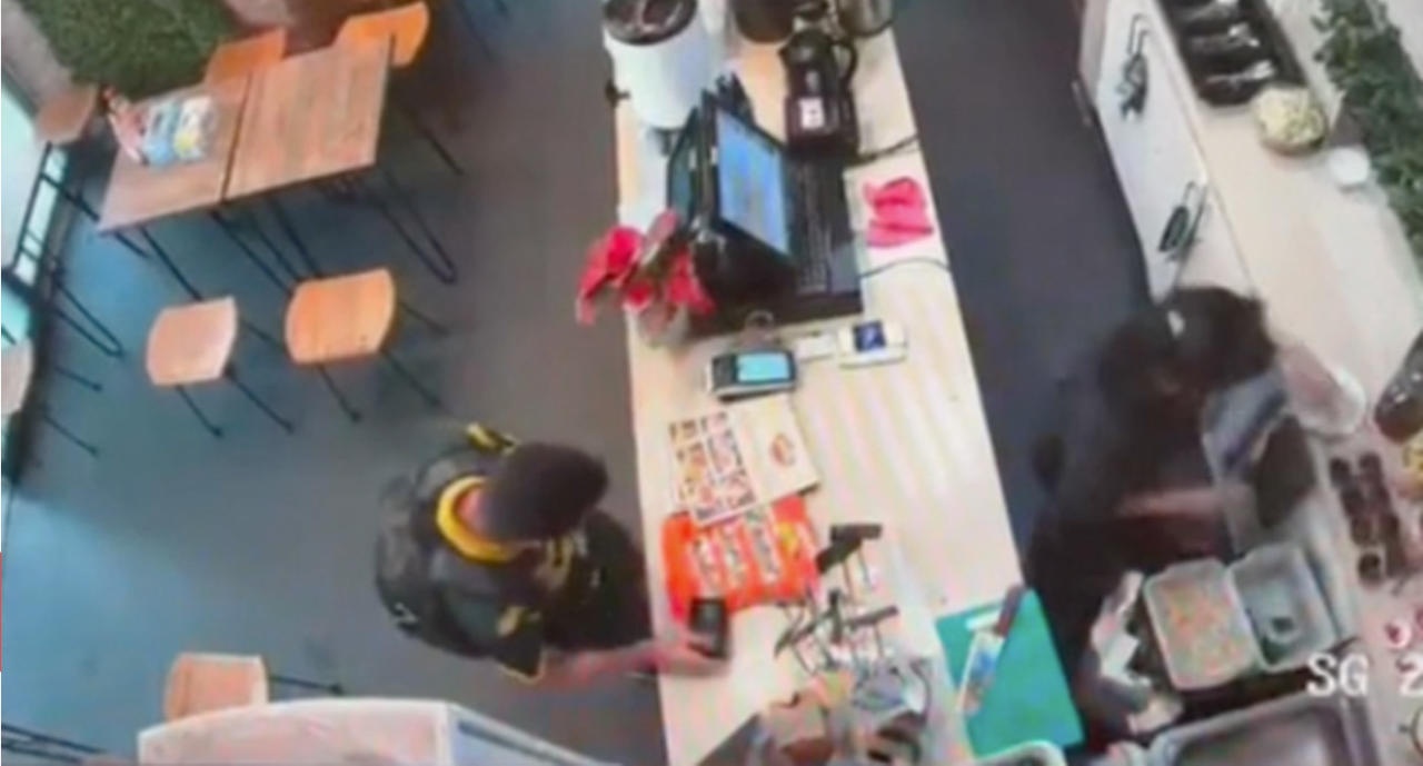 Video Cauchi mua do an truoc khi 'dam dao dien loan' o Sydney hinh anh