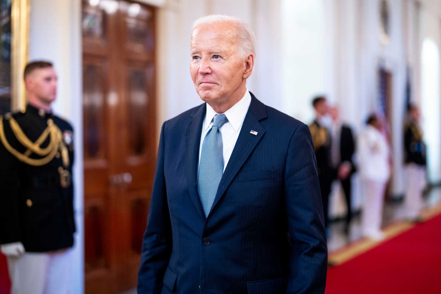 Ong Biden bat ngo rut khoi cuoc dua vao Nha Trang hinh anh