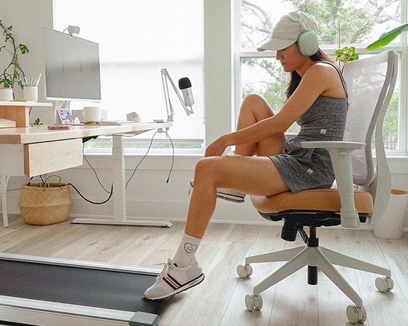 Chiec ban dung dang tien, giai doc va chua lanh cho dan van phong hinh anh