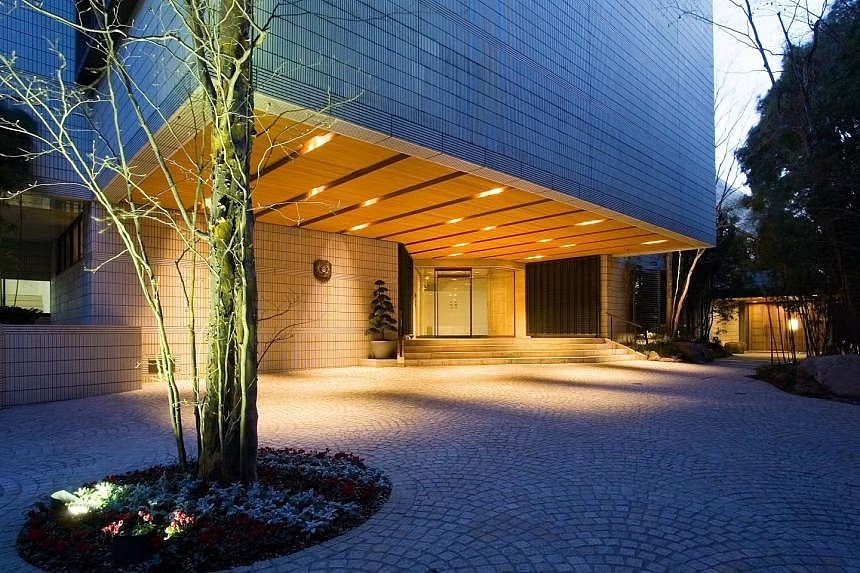Nha ngoai giao Singapore quay len trong nha tam cong cong o Tokyo hinh anh