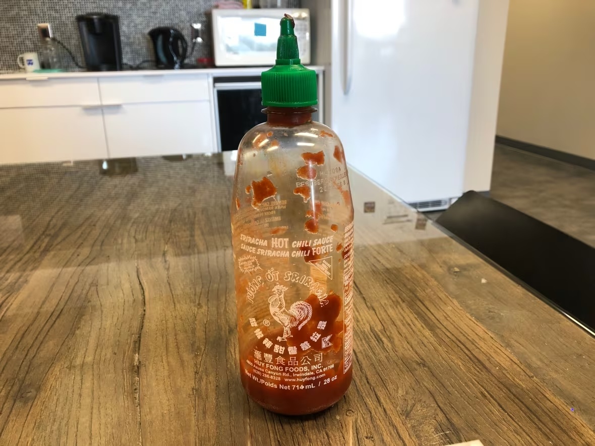 So mat khach, nha hang tiet kiem tung giot tuong ot Sriracha hinh anh