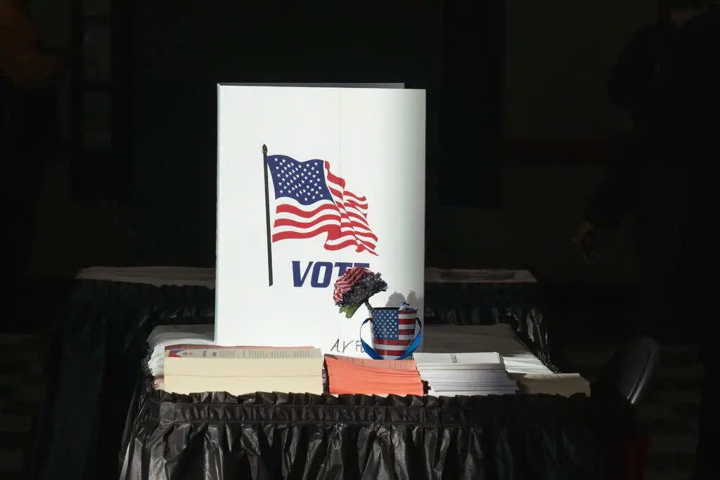 Cac quan chuc bau cu o 6 bang My nhan duoc cac buu kien kha nghi hinh anh