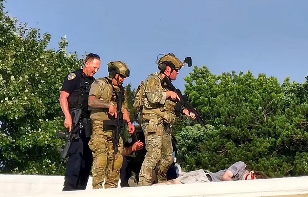 'Manh ghep bat thuong' ve nghi pham am sat hut ong Trump hinh anh