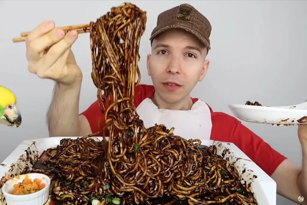 Cu lua gay soc toan the gioi cua YouTuber Nikocado Avocado hinh anh