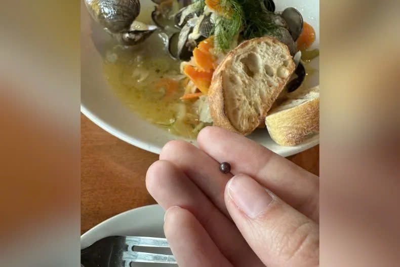 Vo tinh can phai vien ngoc trai tim sieu hiem khi dang an ngheu xao hinh anh