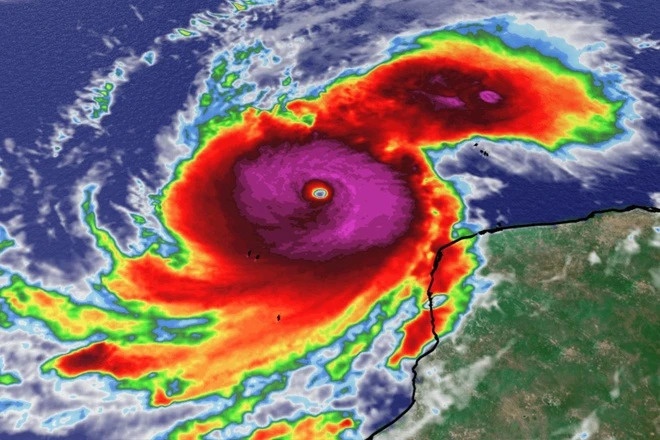 Video ve tinh ghi lai mat sieu bao manh nhat hanh tinh Milton hinh anh