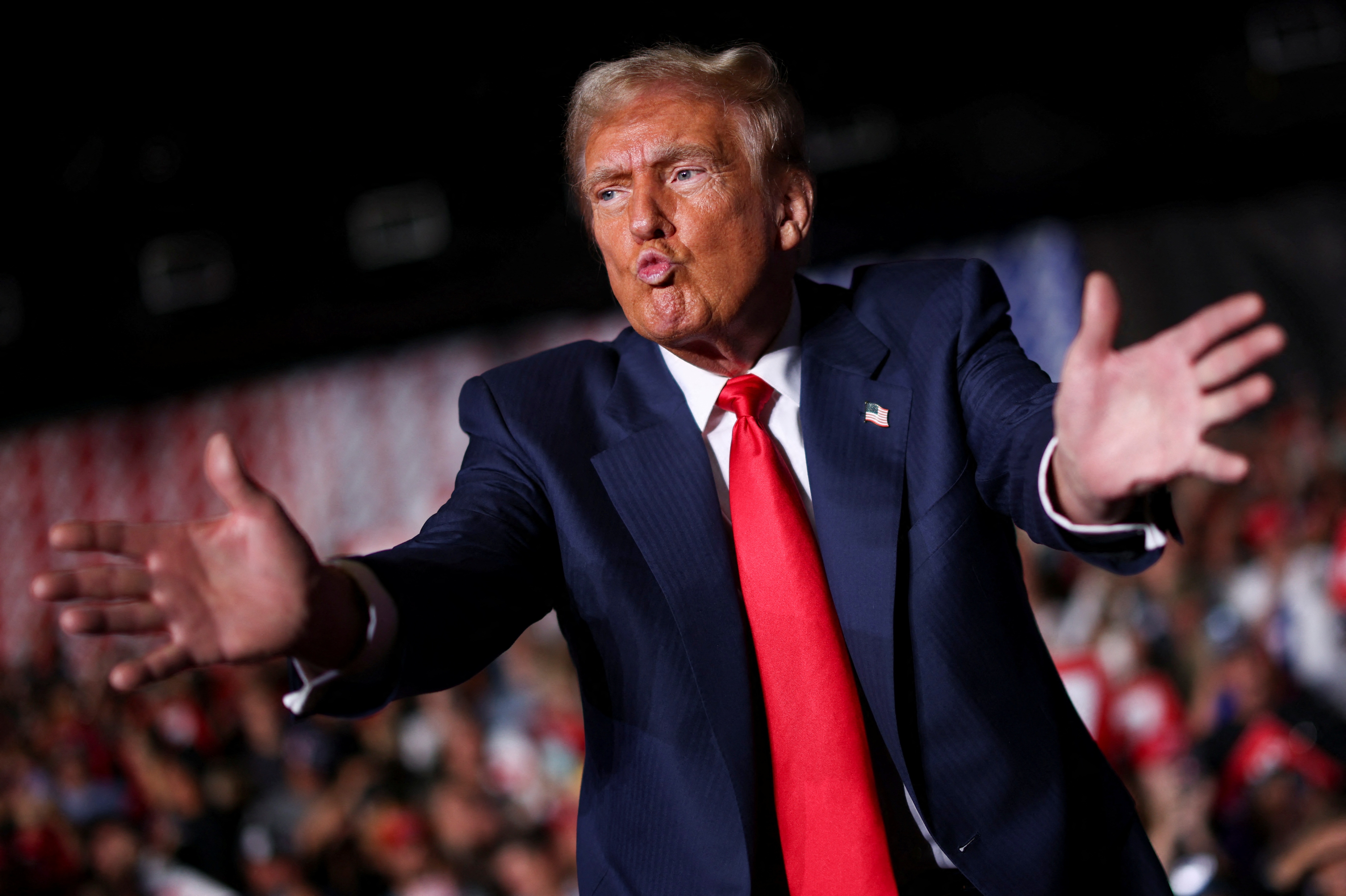 Ong Trump dang nghi gi? hinh anh