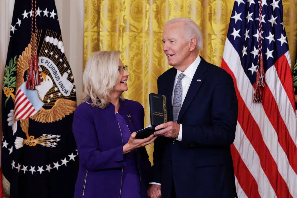 Ong Biden he lo can nhac an xa 'di truoc ong Trump mot buoc' hinh anh