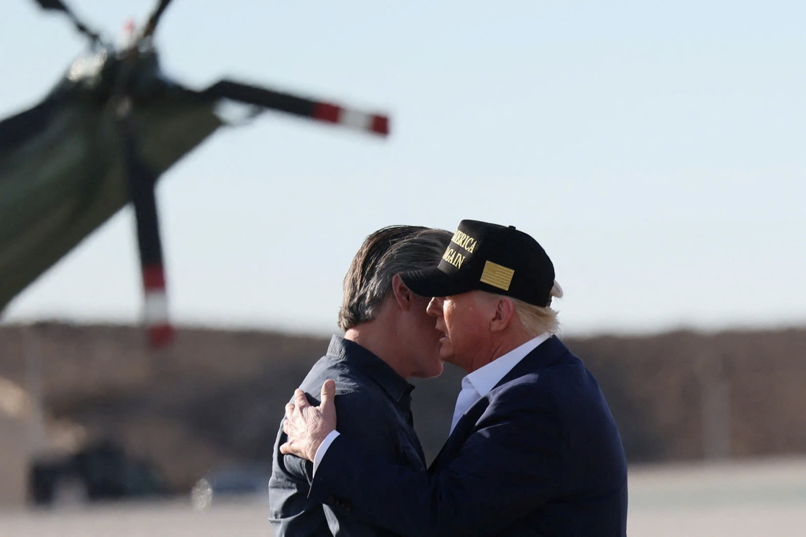 Cai om kieu Hollywood cua ong Trump gay chu y hinh anh