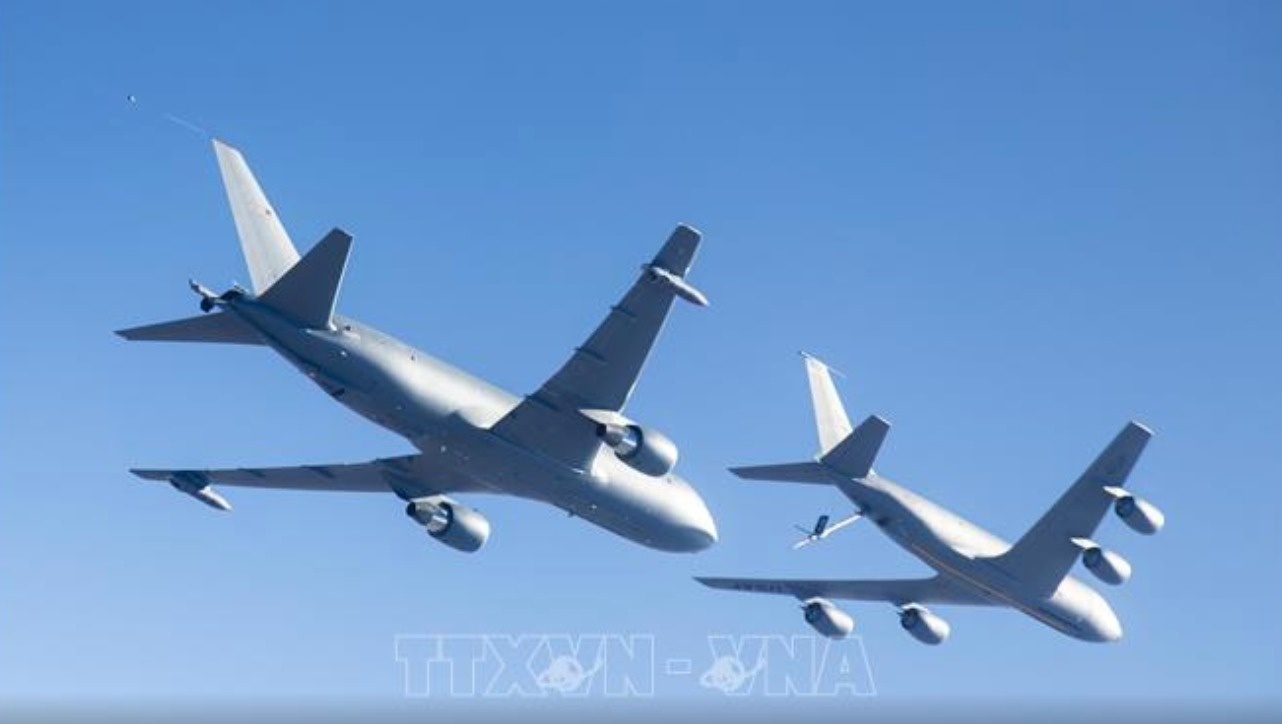 My bat ngo trien khai may bay tiep dau giua khung hoang Israel - Iran hinh anh