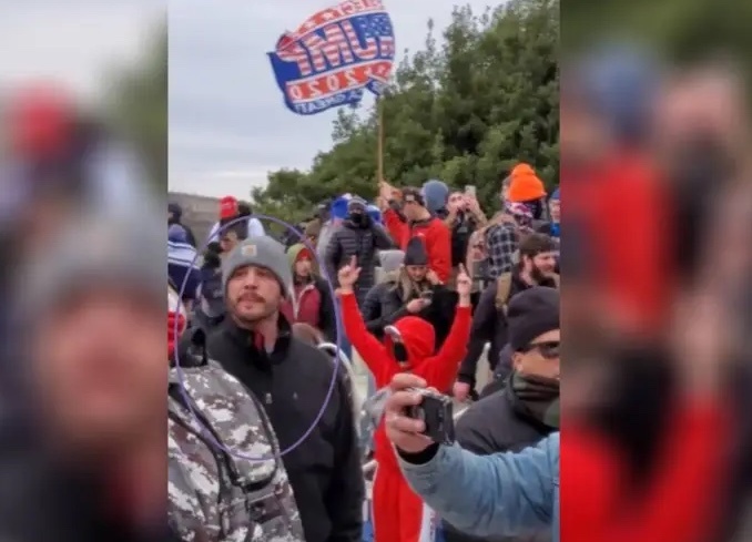 Nguoi duoc ong Trump an xa bi canh sat ban chet hinh anh