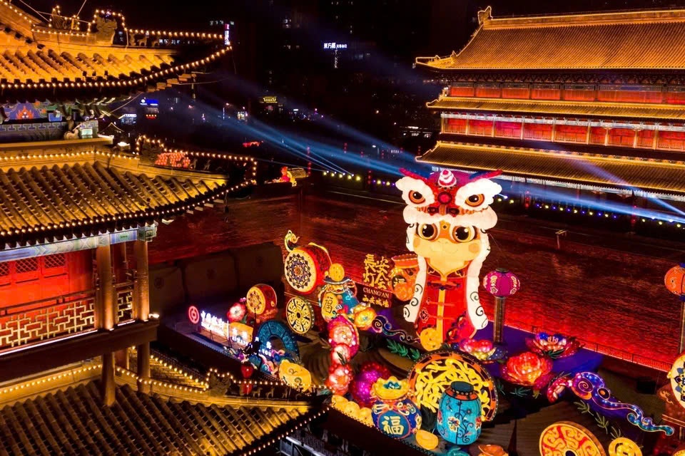 The gioi ron rang truoc them Dem Giao thua Tet At Ty 2025 hinh anh