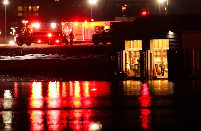 Tim thay hop den trong vu va cham may bay o My hinh anh