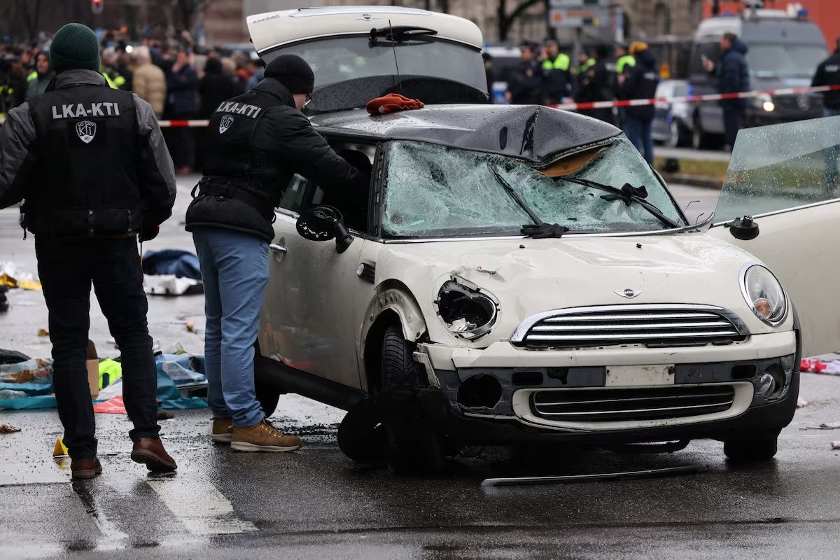 Oto lao vao dam dong o Duc, nhieu nguoi bi thuong hinh anh