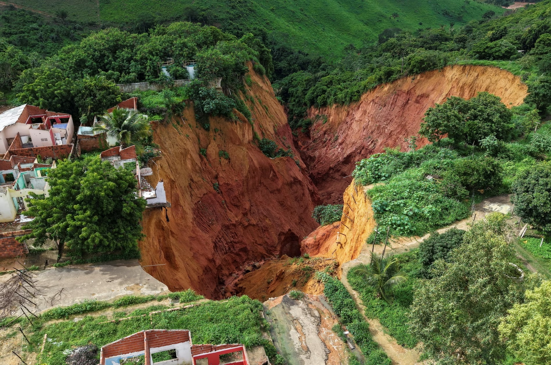 Ho sut khong lo 'doa' nuot chung ca thi tran o Brazil hinh anh