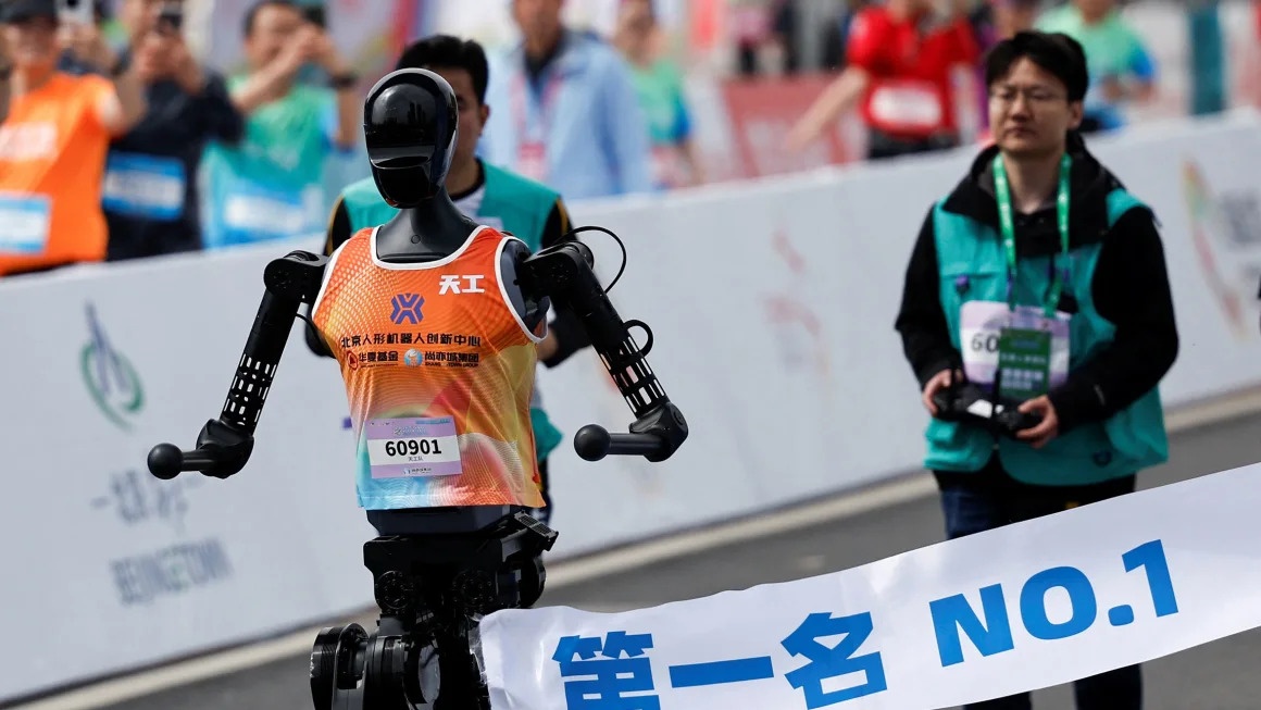 Robot Trung Quoc chay half marathon het 2 gio 40 phut hinh anh