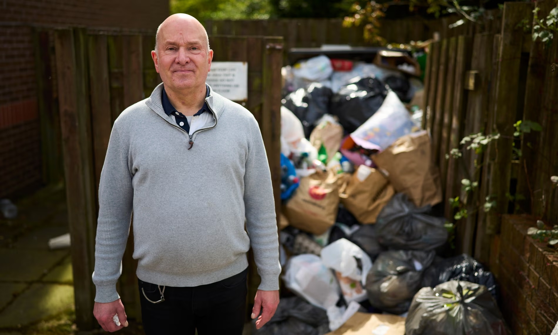 Buc tranh trai nguoc khi 17.000 tan rac thai ngap tran o Anh hinh anh