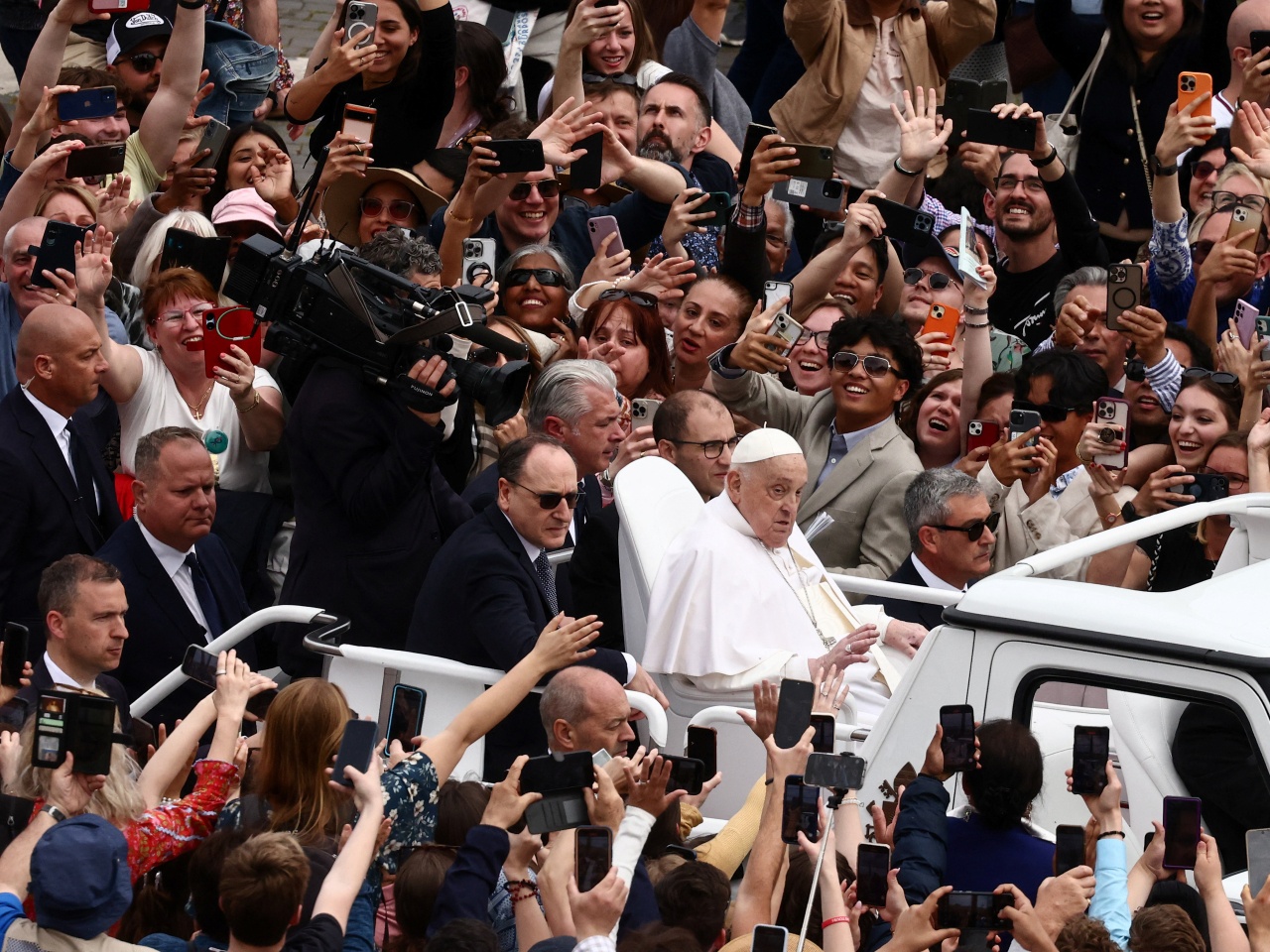 Giao hoang xuat hien tai Thanh le Phuc Sinh hinh anh