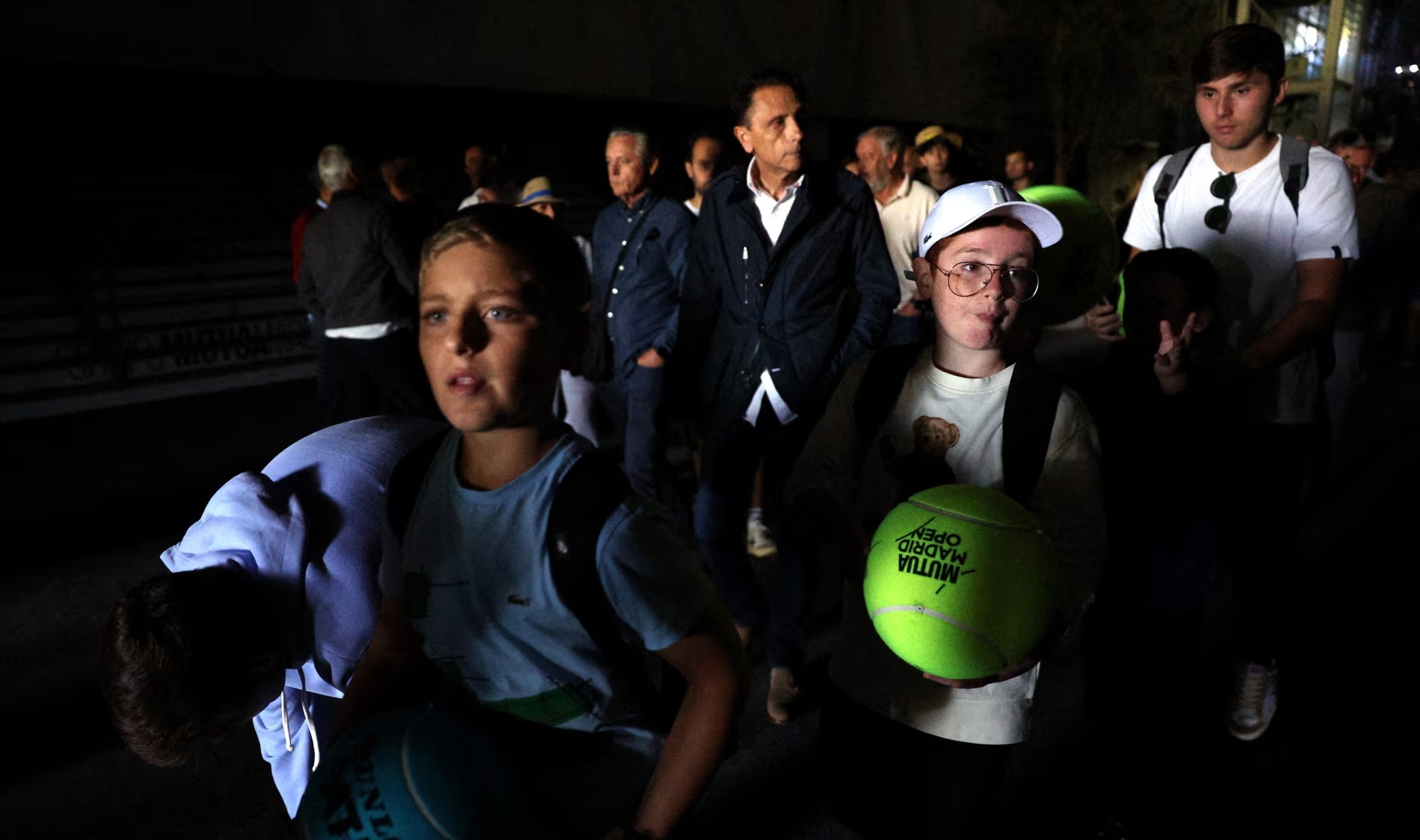 Tay Ban Nha va Bo Dao Nha chim trong bong toi hinh anh