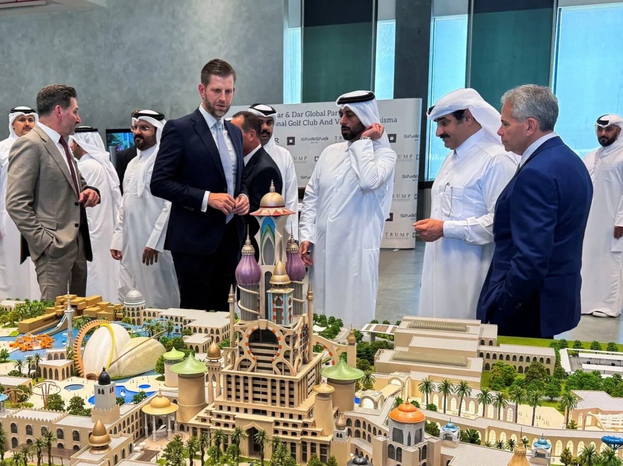 Hoat dong kinh doanh cua gia toc Trump o Trung Dong bung no hinh anh