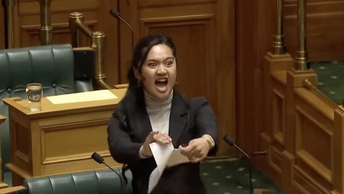 Nghi si nhay haka giua Quoc hoi New Zealand doi mat an phat hinh anh