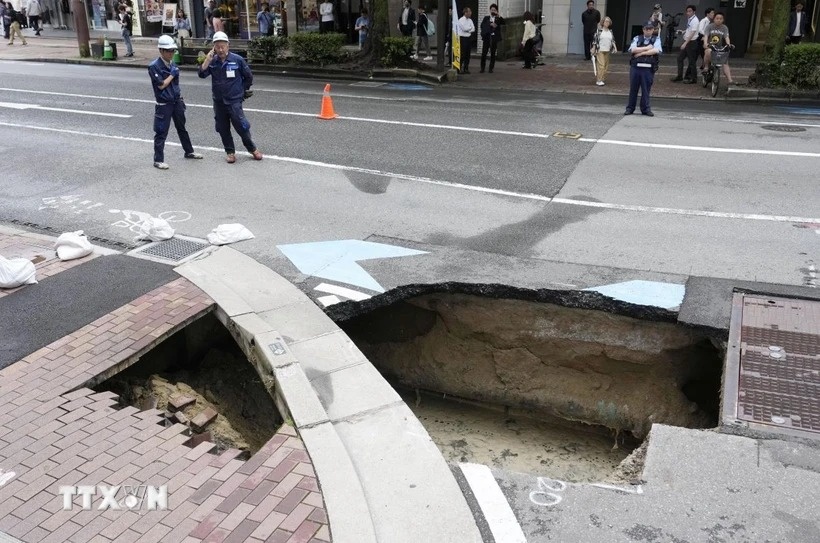 Xuat hien ho tu than dai 4 m gan khu pho mua sam sam uat tai Nhat Ban hinh anh